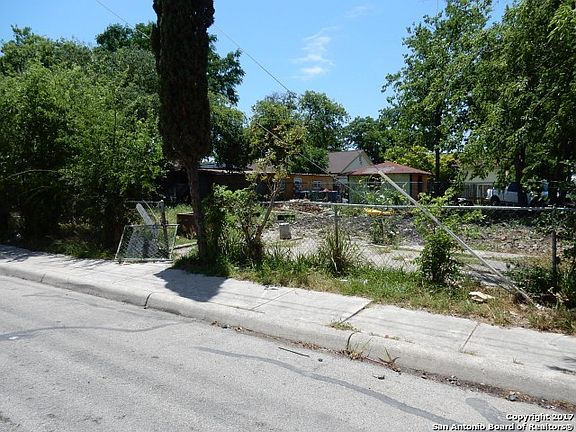 4th image of 1011 N San Marcos