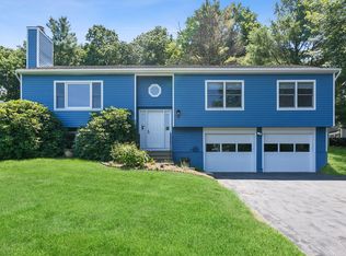 8 Botsford Ln, Newtown, CT 06470
