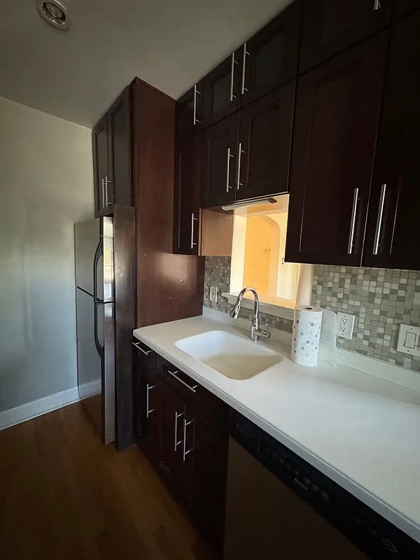 2 bed, 1.0 bath, 1118 sqft, $2,300 — Photo 2