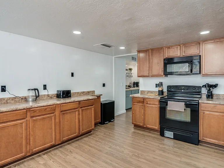 E Celeste Dr — Photo 11
