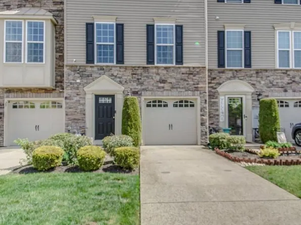 31 Village Green Ln, Sicklerville, NJ 08081