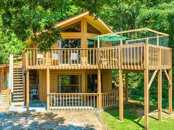 3rd image of 2033 Luzerne Dr