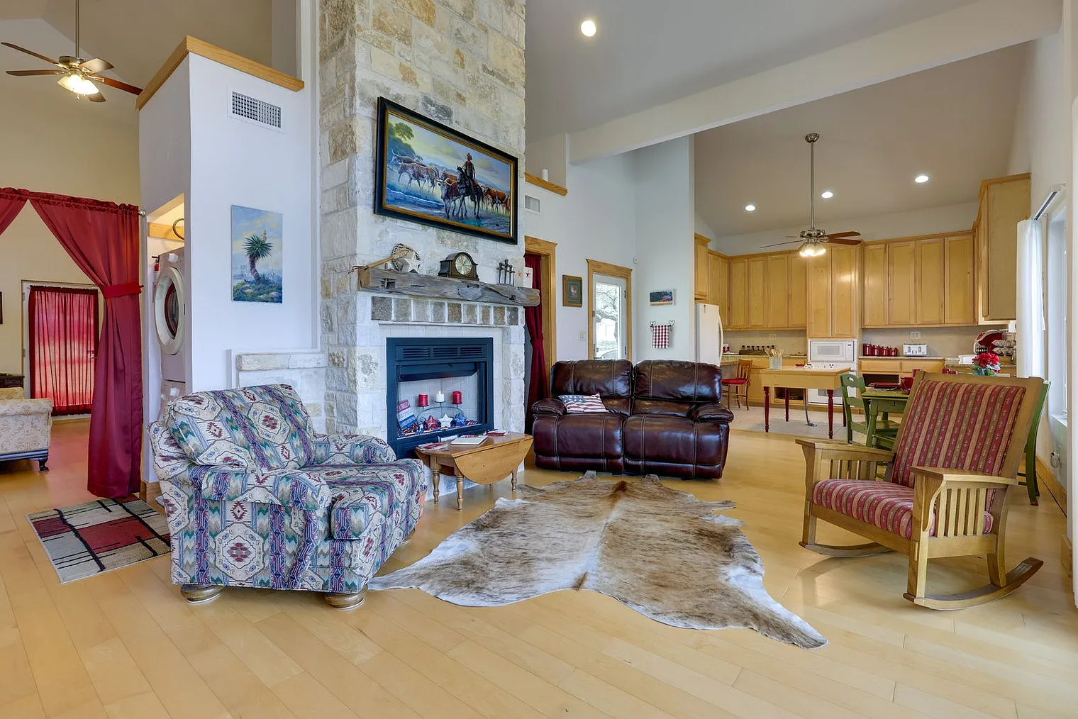 2 bed, 2.0 bath, 1367 sqft, $4,948 — Photo 2