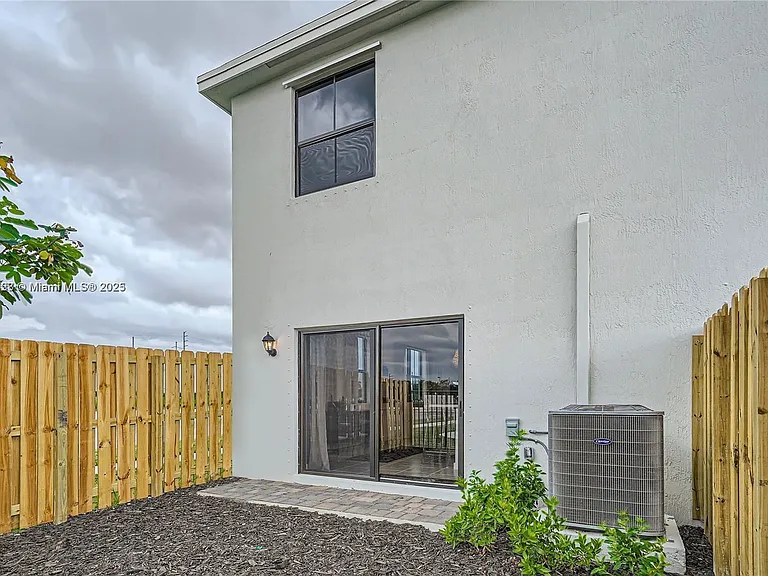 409 NE 12th St — Photo 20