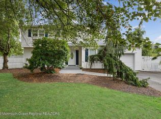 10 Holiday Rd, Manalapan, NJ 07726