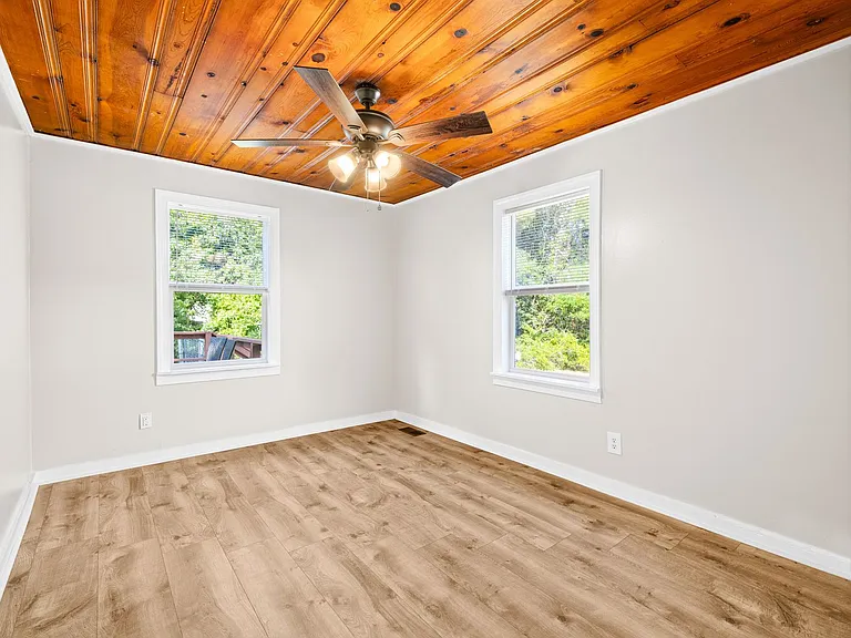 682 E Ocean Rd — Photo 17