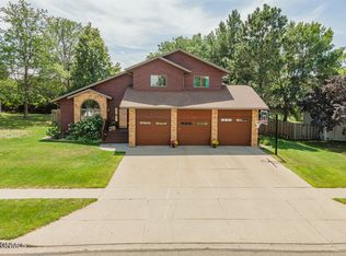 1739 Country West Rd, Bismarck, ND 58503