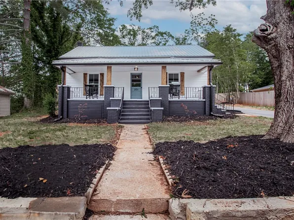 201 Oak Ln, Liberty, SC 29657