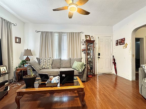 3rd image of 1427 Claude St