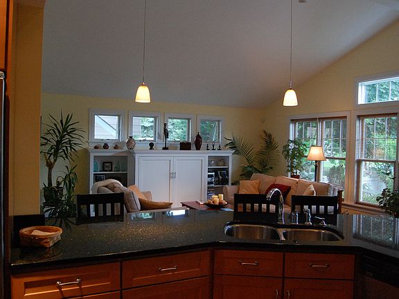 peninsula/family room 