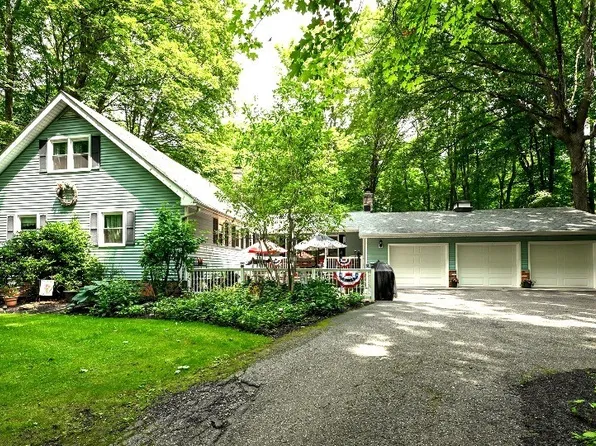 5020 Coldbrook Dr, Mantua, OH 44255