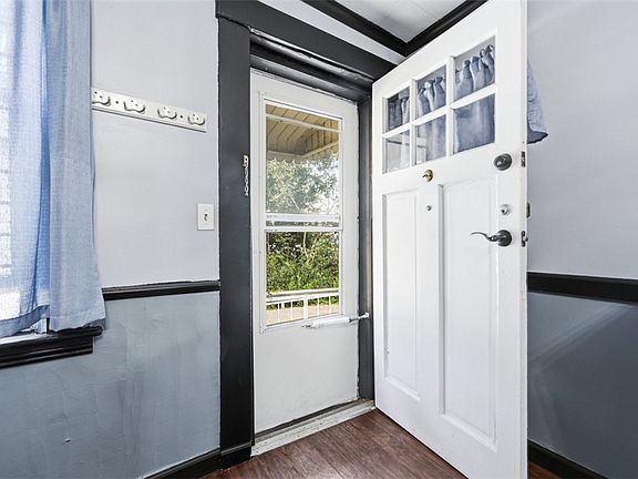 4th image of 55 Roscoe St