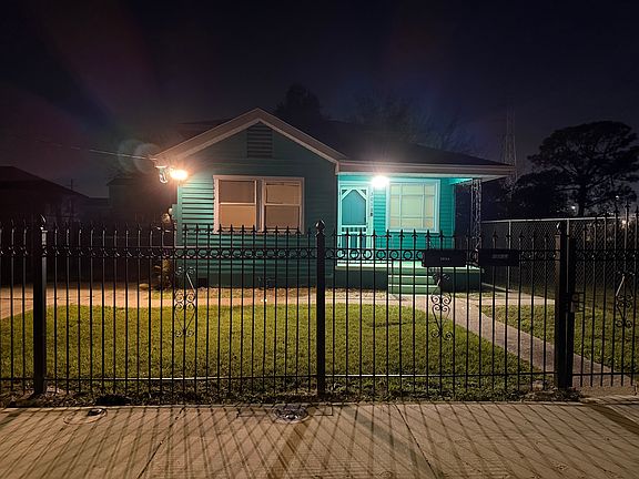 Fully fenced in front yard and entrance