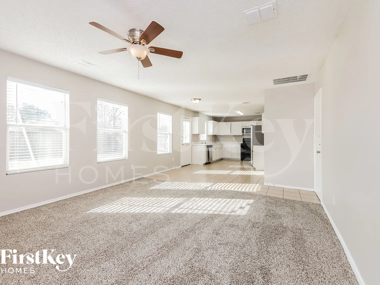 3 bed, 2.5 bath, 2306 sqft, $2,205 — Photo 4