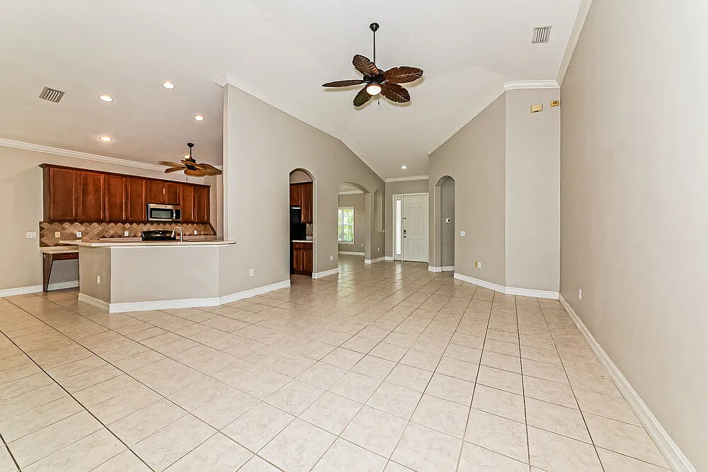 3 bed, 2.0 bath, 2062 sqft, $2,520 — Photo 4