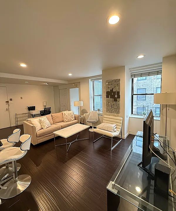 1st image of 150 W 51st St APT 1723