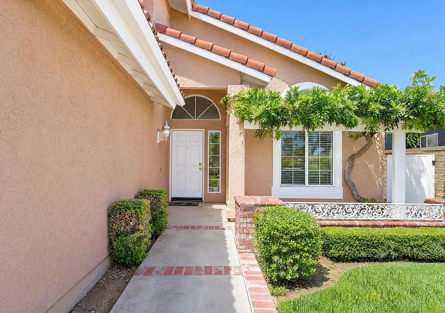 Spacious 4-Bedroom Home with Big Backyard in Santa Clarita! — Photo 2