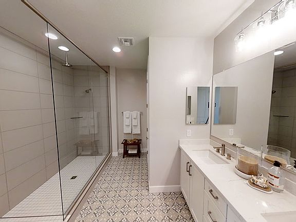 Bella Vista Farms - Sunflower Interior Image 3