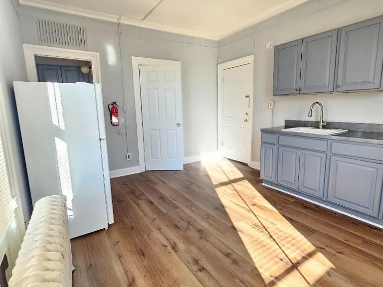 70 Jackson Ave #B — Photo 2