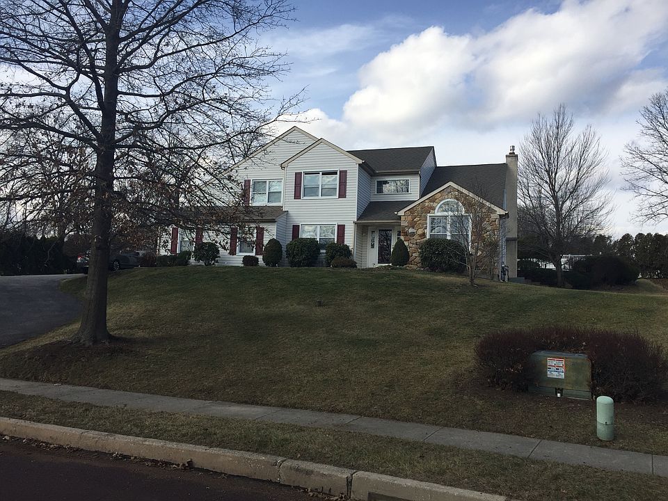 2nd image of 3010 Peacock Dr