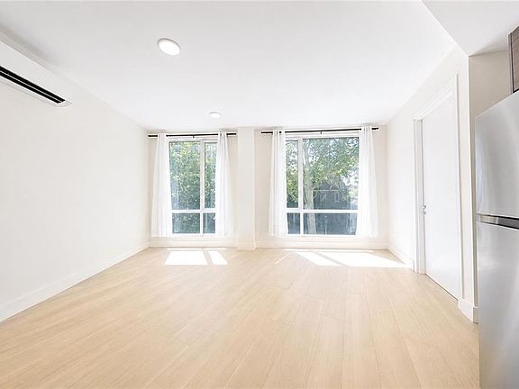 4th image of 631 E 18th St #2C