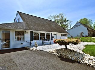 28 Calicobush Rd, Levittown, PA 19057