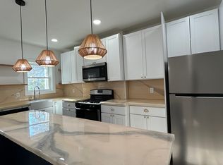 8 E 33rd St #2R, Bayonne, NJ 07002