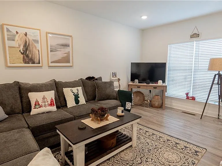 609 Riverside Dr — Photo 1