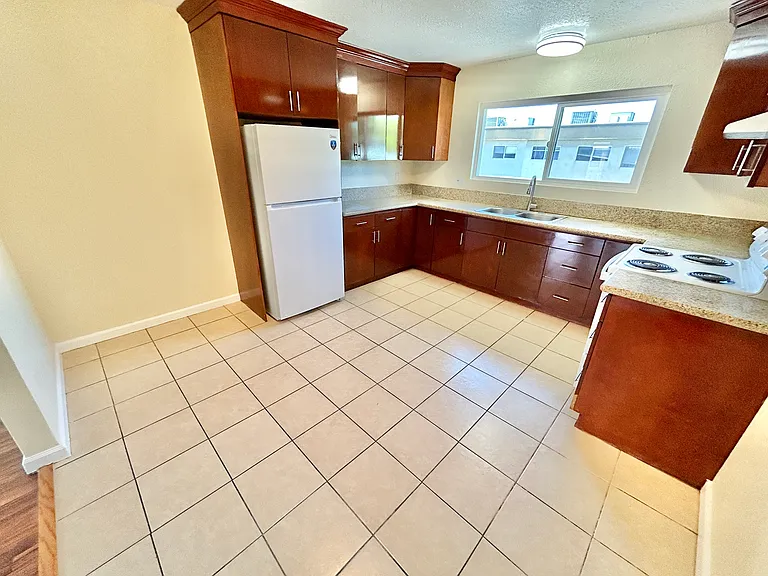 1160 N Broadway #14 — Photo 5
