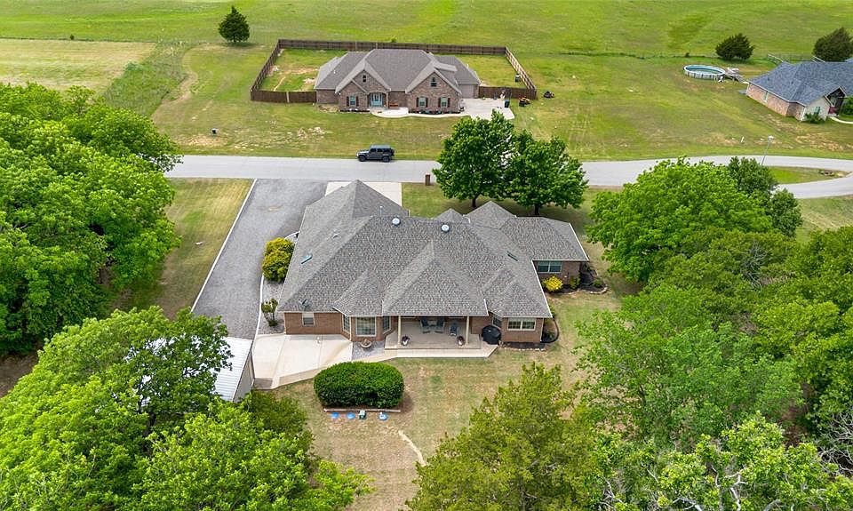 1st image of 44743 Kingsbury Ln