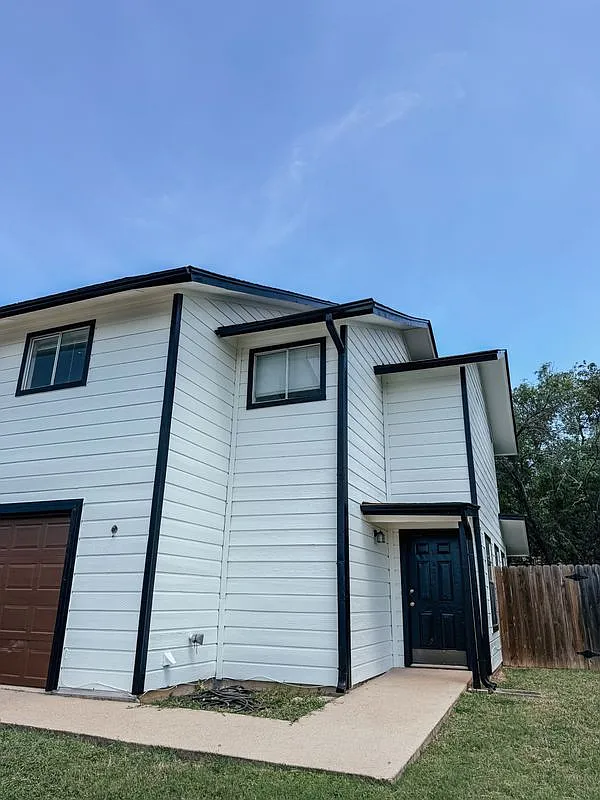 3 bed, 2.5 bath, 1427 sqft, $1,799 — Photo 1