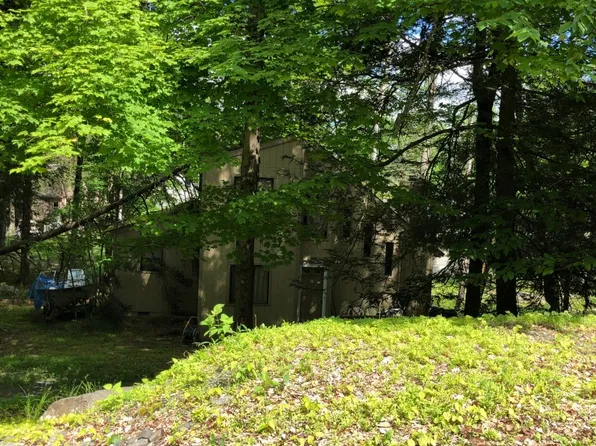 9 Commanche Dr, Lakeville, PA 18438