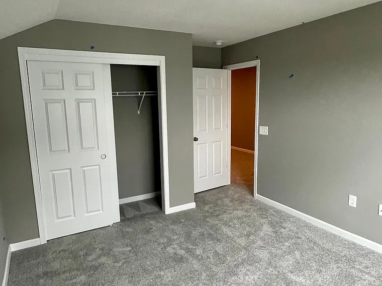 Guest Bedroom (2nd Floor)