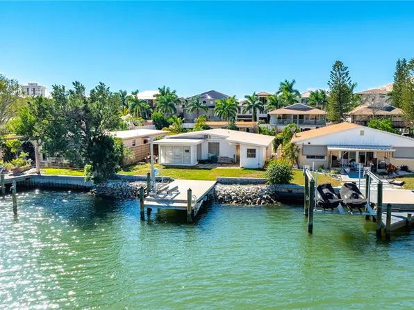 17611 1st St E, Redington Shores, FL 33708