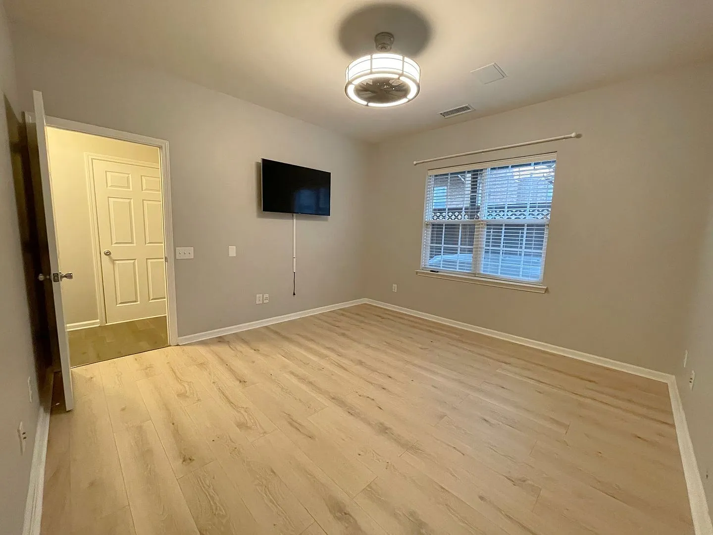 South Park Townhome for Immediate Move-in — Photo 3