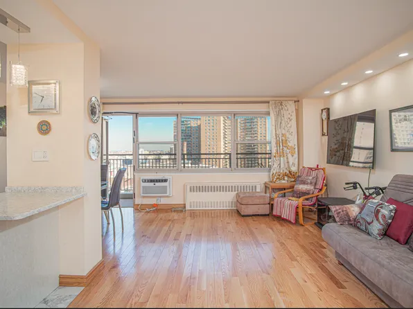 2915 West 5th Street image 5 of 17