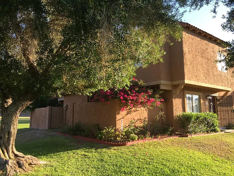 809 E Cochise Dr — Photo 2