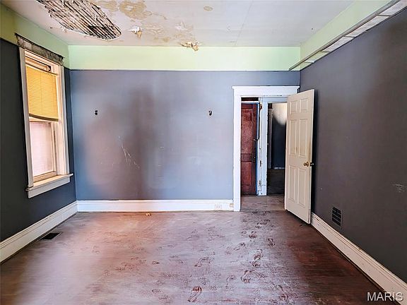3rd image of 2042 Adelaide Ave