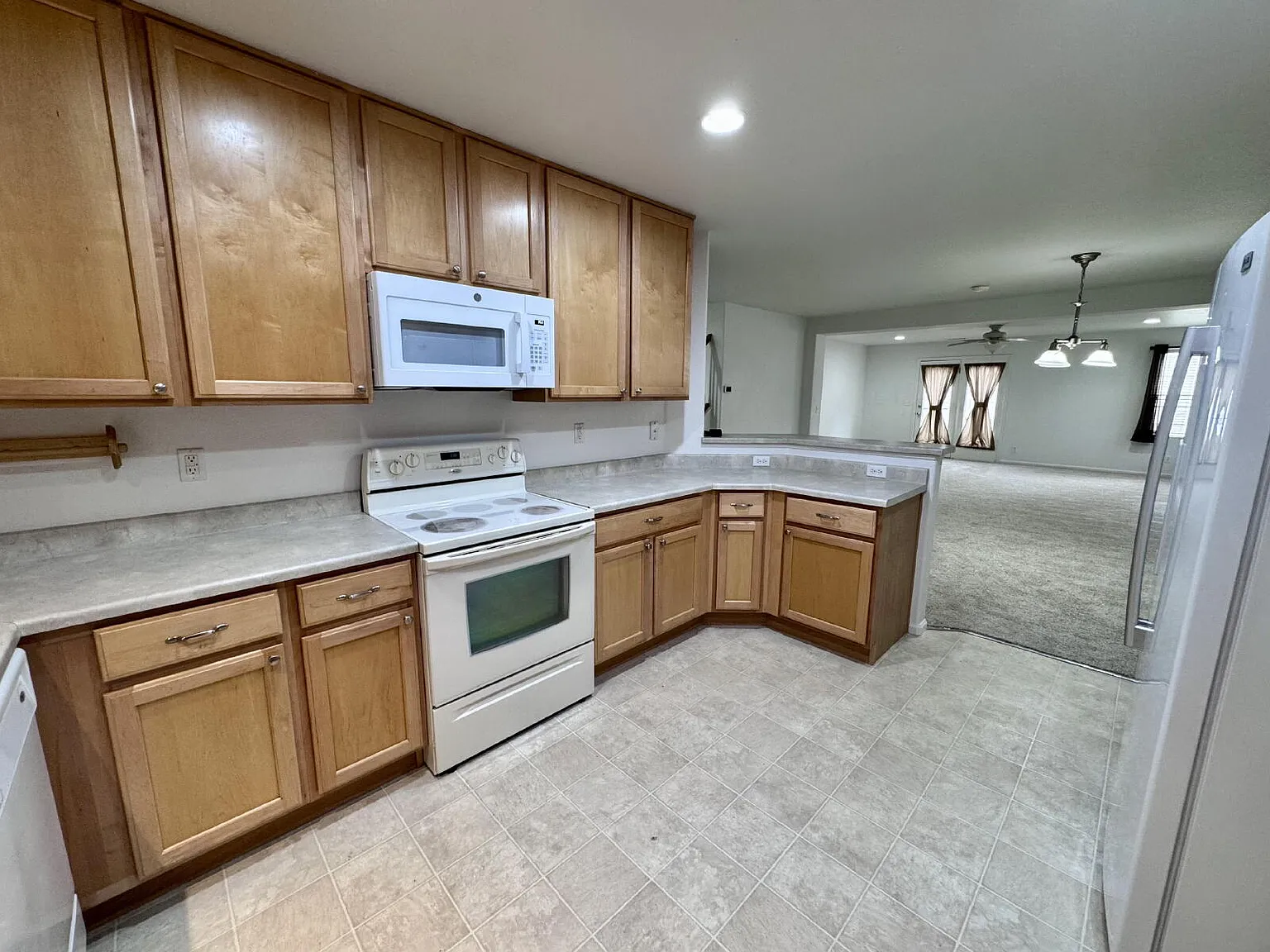 Spacious 3-Bed 2.5-Bath Townhouse — Photo 4