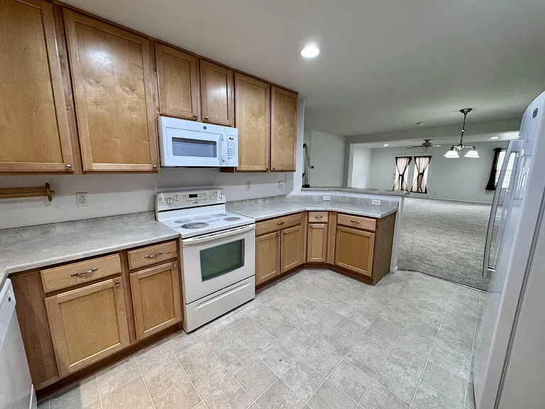 19047 E 57th Pl — Photo 4