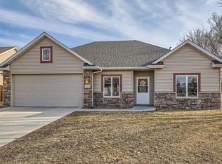 572 Jutland Ave, Shakopee, MN 55379