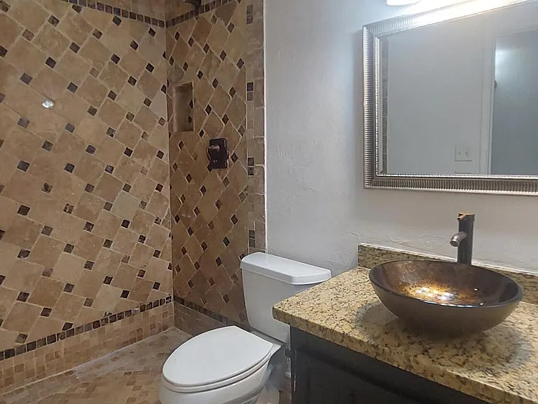 2448 W Freeway Ln — Photo 15
