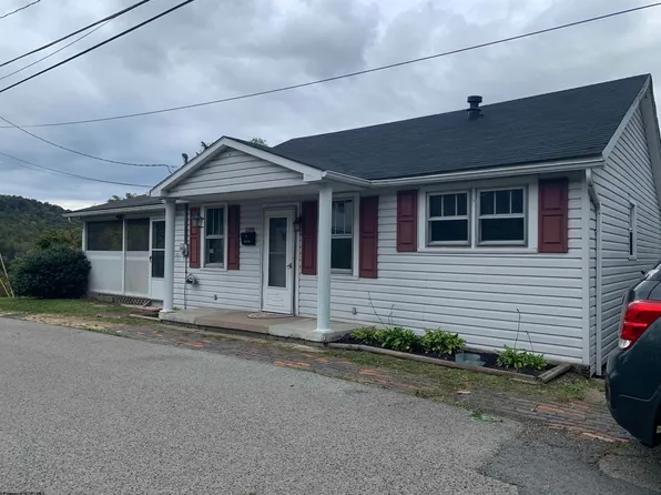 588 High St, Shinnston, WV 26431