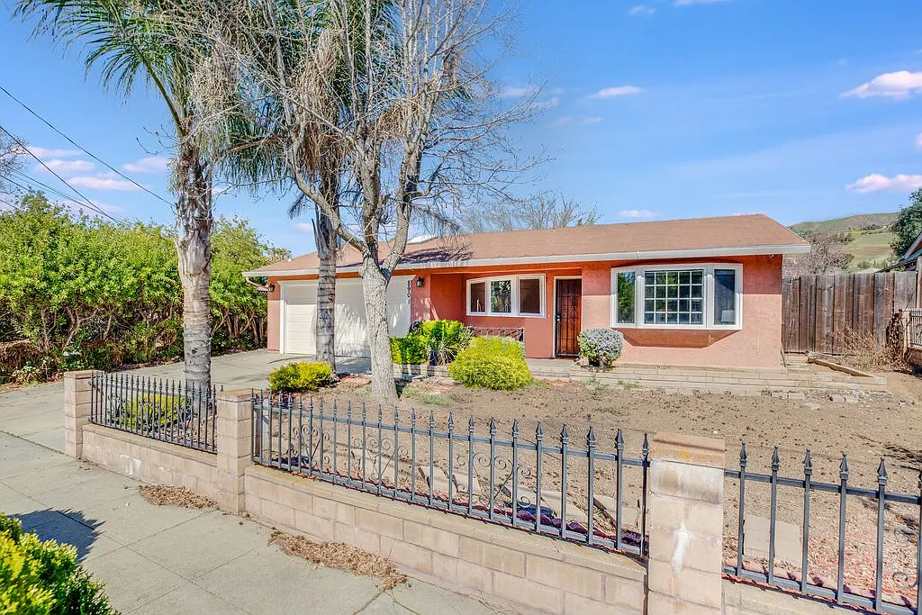 890 Hobie Ln photo 1