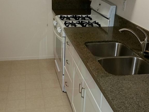 3rd image of 1429 De La Vina St APT 6