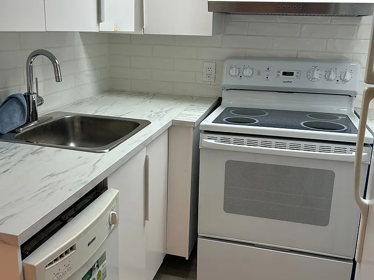 330 Saint Clair Ave E #LOWER — Photo 6