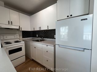 102 Greensides Ave #16, Toronto, ON M6G 3P7