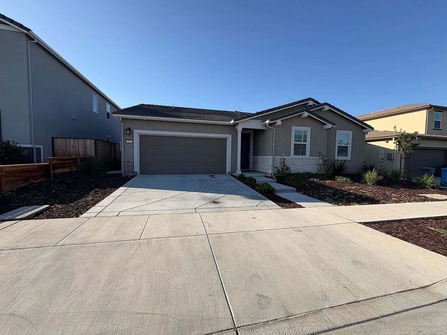 Gorgeous 4 Bedroom Home in Quiet Hollister Neighborhood — Photo 1