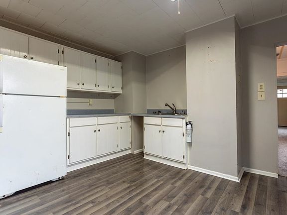 3rd image of 638 W 8th St