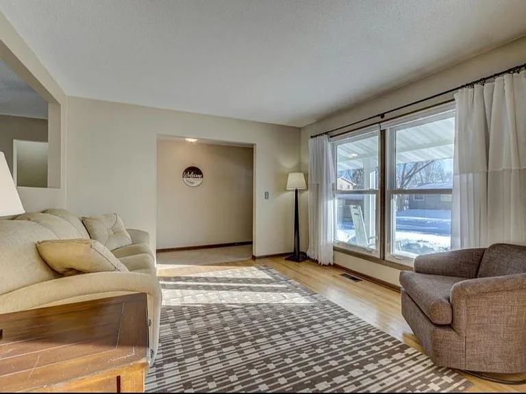 1116 Woodhill Dr — Photo 4